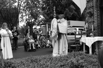 Marcel met de monstrans tijdens de jaarlijkse sacramentsprocessie